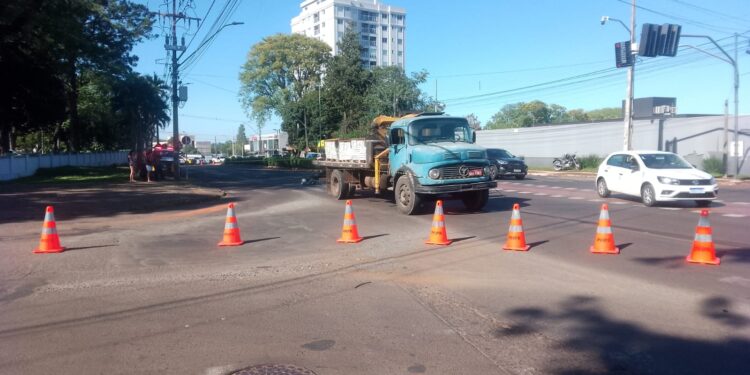 Mulher morre atropelada por caminhão em grave acidente na Avenida General Meira
