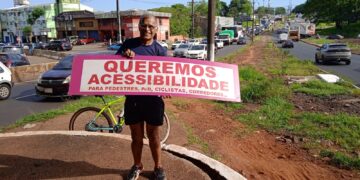 Ciclista protesta por acessibilidade em trecho perigoso da Avenida JK, em Foz do Iguaçu