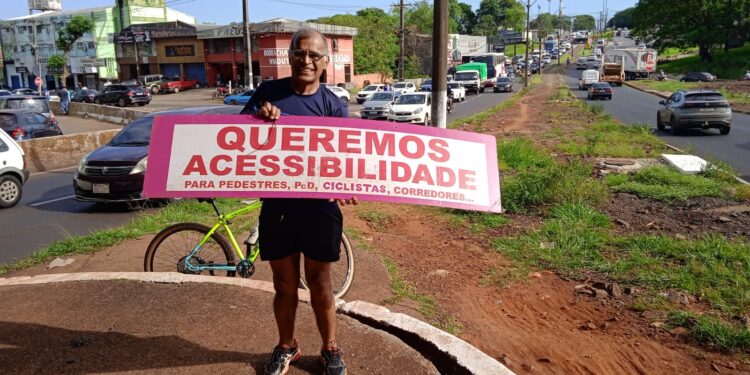 Ciclista protesta por acessibilidade em trecho perigoso da Avenida JK