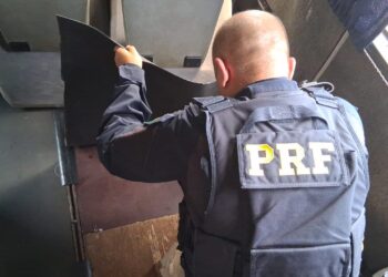 Produtos estavam escondidos no compartimento oculto construído no interior do ônibus - Foto: PRF