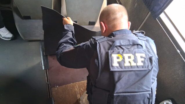 Produtos estavam escondidos no compartimento oculto construído no interior do ônibus - Foto: PRF