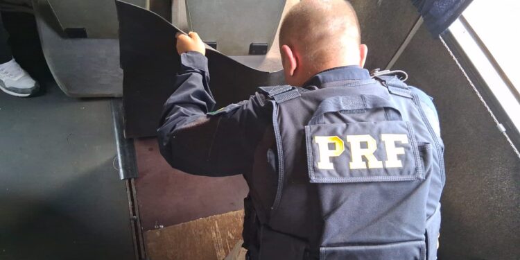 Produtos estavam escondidos no compartimento oculto construído no interior do ônibus - Foto: PRF