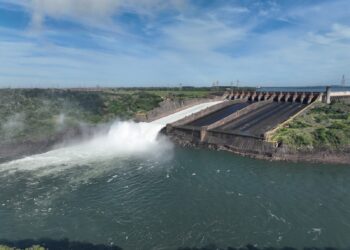 Após quase dois anos, Itaipu volta a liberar água pelo vertedouro
