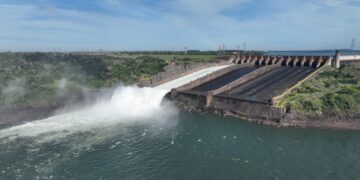 Após quase dois anos, Itaipu volta a liberar água pelo vertedouro