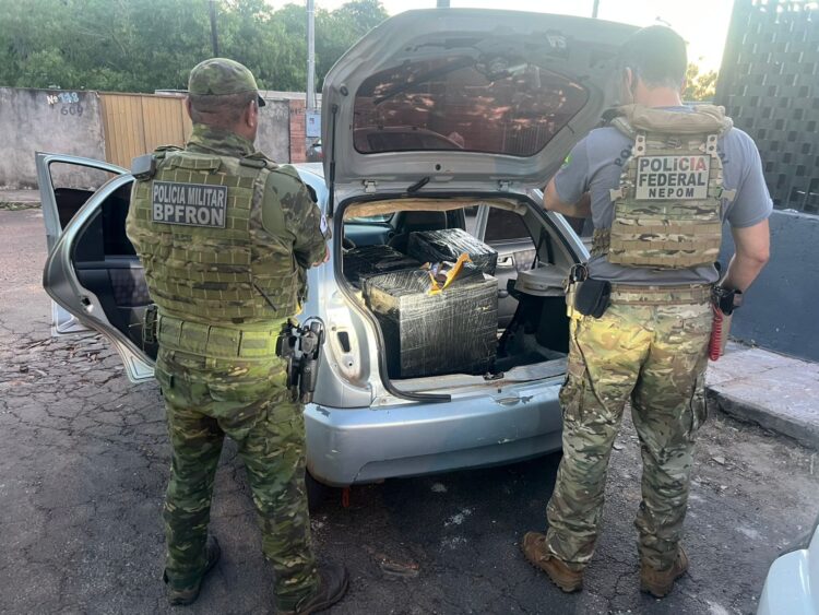 Homem foge da polícia após carregar contrabando de cigarros eletrônicos na Favela do Queijo