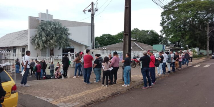 Feirão de empregos atrai moradores no Portal da Foz