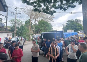 Protesto de caminhoneiros paraguaios trava trânsito na fronteira