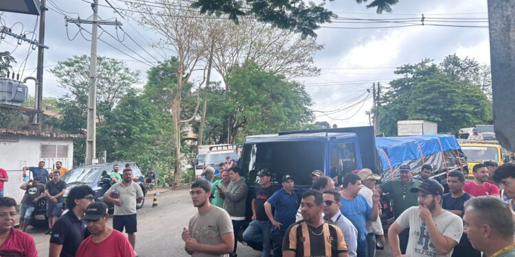 Protesto de caminhoneiros paraguaios trava trânsito na fronteira