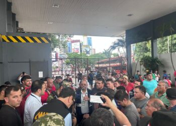 Bloqueio na aduana paraguaia causa tensão e paralisa tráfego internacional há mais de 24h