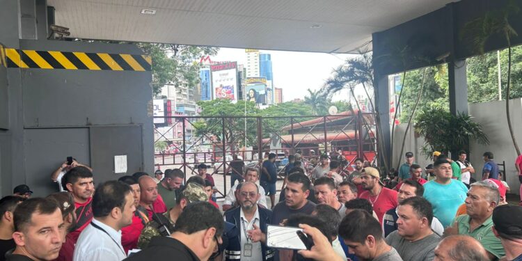 Bloqueio na aduana paraguaia causa tensão e paralisa tráfego internacional a mais de 24h