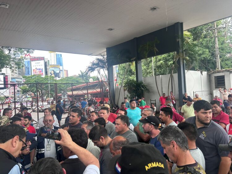 Protesto de caminhoneiros paraguaios trava trânsito na fronteira