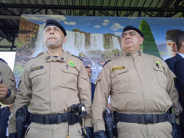 Tenente-Coronel Marcio Skovronski Serbai (direita) deixou oficialmente a função para que o Major Eliseu Gonçalves (esquerda) - Foto: Leandro Zanotto