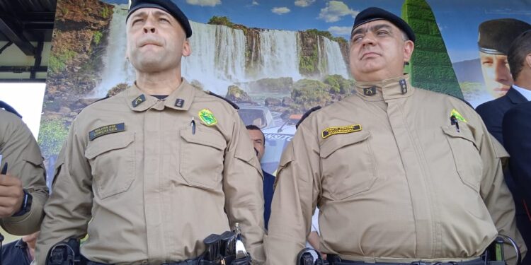 Tenente-Coronel Marcio Skovronski Serbai (direita) deixou oficialmente a função para que o Major Eliseu Gonçalves (esquerda) - Foto: Leandro Zanotto