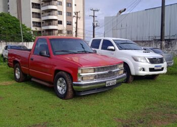 Quatro suspeitos são presos e um é baleado após roubo de caminhonetes