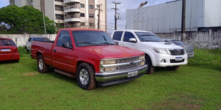 Quatro suspeitos são presos e um é baleado após roubo de caminhonetes