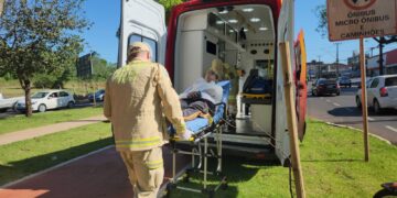 Motociclista fica ferido após colisão na Avenida JK