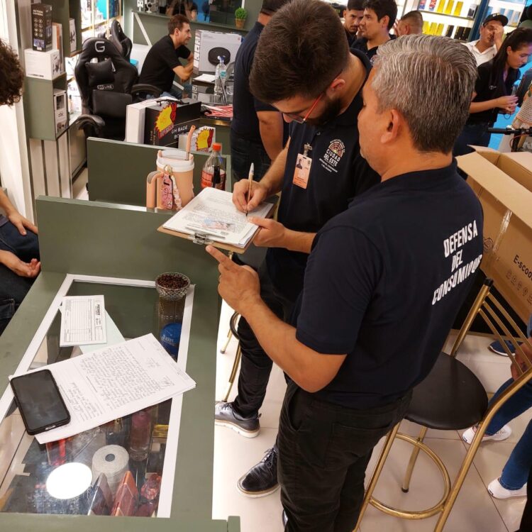 Fiscalização flagra irregularidades na Black Friday e fecha loja por descumprir normas