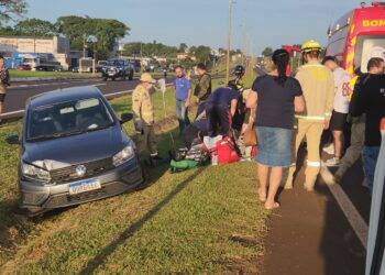 Motorista morre após mal súbito e bate contra poste na BR-277