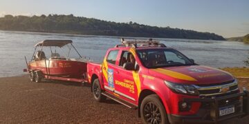 Pessoas são arrastadas pela correnteza em cachoeira de Foz do Iguaçu