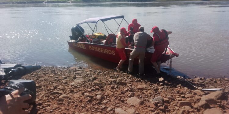 Bombeiros encontram corpo de vítima de afogamento no Rio Paraná, no Porto Belo