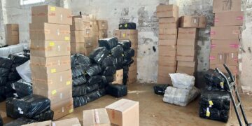 Receita Federal apreende 2.500 caixas de calçados falsificados em megaoperação em Foz do Iguaçu