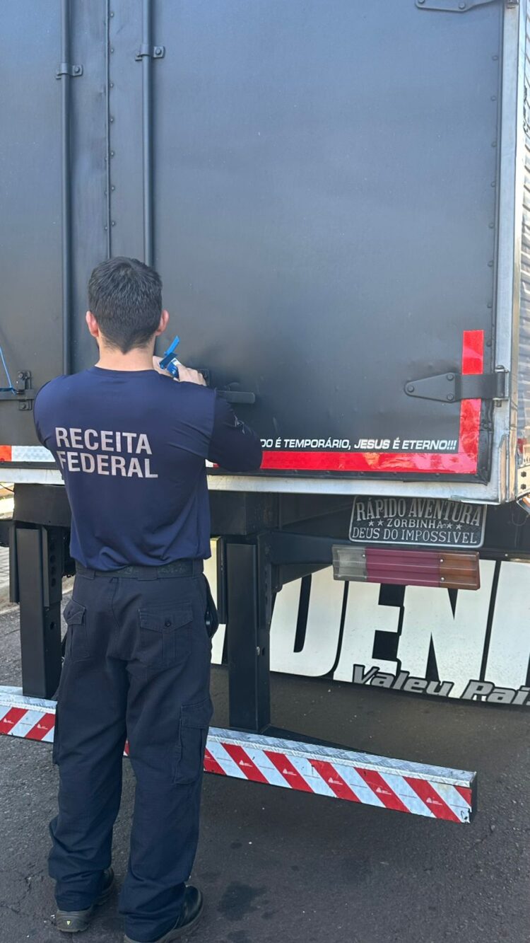 Caminhão de remédios é flagrado com R$ 1 milhão em produtos contrabandeados