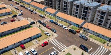 Primeiras 52 famílias deixam área de risco e recebem novas casas