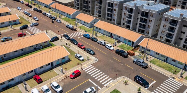 Primeiras 52 famílias deixam área de risco e recebem novas casas