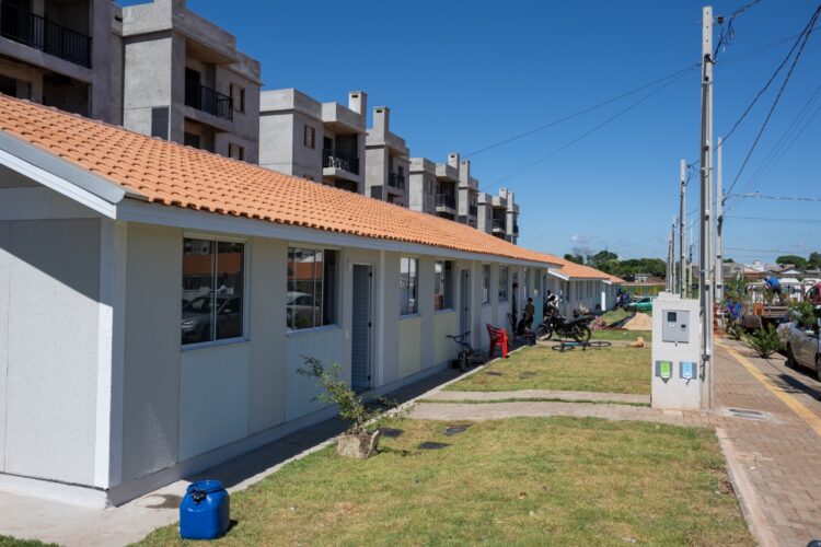 Primeiras 52 famílias deixam área de risco e recebem novas casas