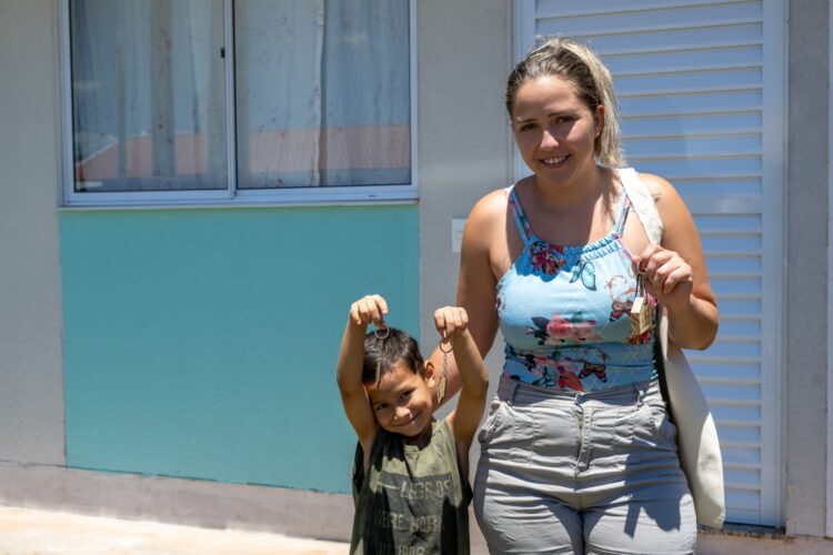 Primeiras 52 famílias deixam área de risco e recebem novas casas