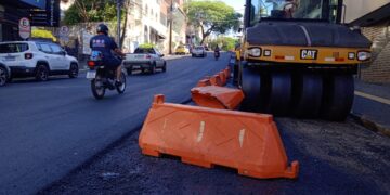 Obras provocam bloqueios e lentidão no trânsito de Foz do Iguaçu; motoristas devem redobrar atenção