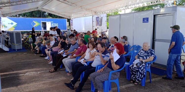 Carretas da Saúde realizam até 300 atendimentos diários e devem zerar fila de consultas e cirurgias de catarata em Foz do Iguaçu