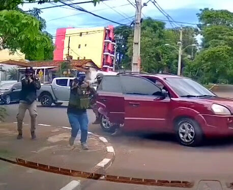 Assalto frustrado a carro de transportadora é registrado por câmera em Cidade do Leste