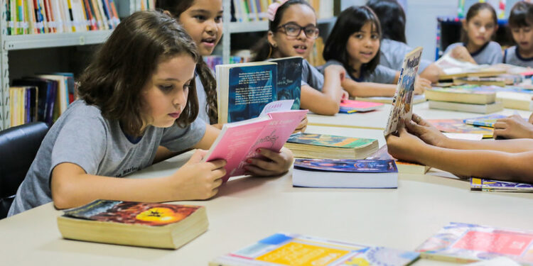Diretora de Educação fala sobre o fim do Vale-Livro e anuncia novo modelo de distribuição em Foz do Iguaçu
