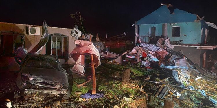 432 pessoas são atendidas após tornado em Rio Bonito do Iguaçuc; cinco morreram