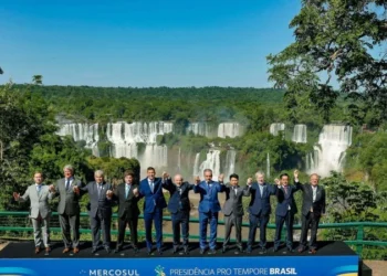 Cúpula do Mercosul em Foz termina com críticas ao adiamento de acordo e transição de liderança para o Paraguai