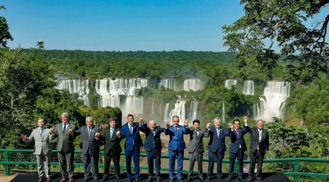 Cúpula do Mercosul em Foz termina com críticas ao adiamento de acordo e transição de liderança para o Paraguai