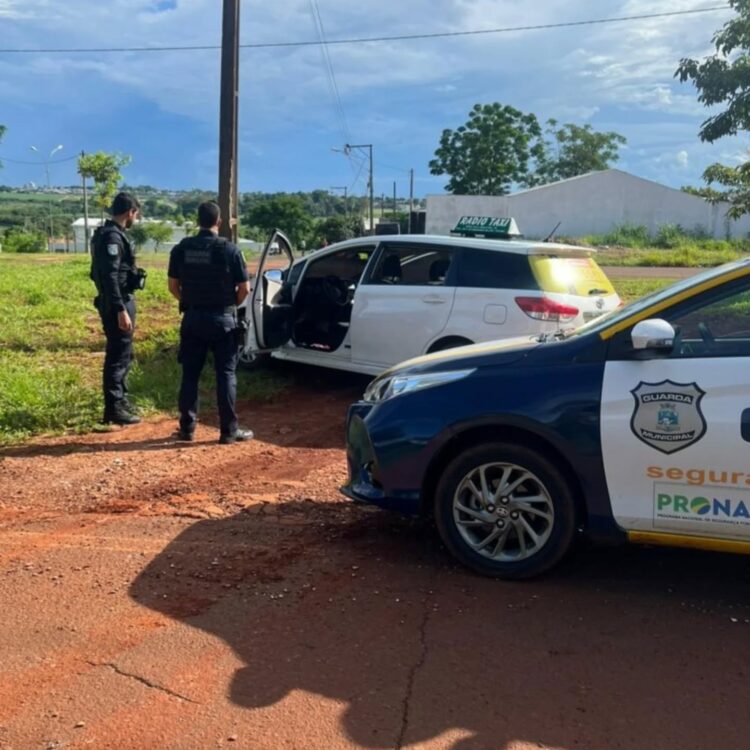 Táxi roubado é recuperado pela Guarda Municipal que prende suspeito
