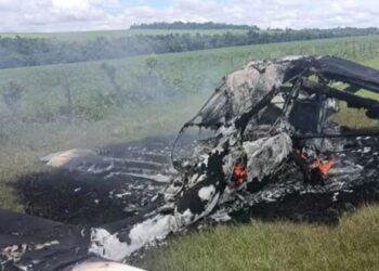 Avião de pequeno porte é encontrado totalmente incendiado em propriedade rural no Paraguai