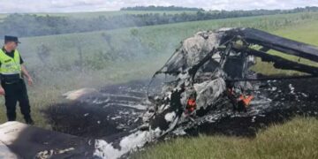 Avião de pequeno porte é encontrado totalmente incendiado em propriedade rural no Paraguai