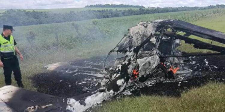 Avião de pequeno porte é encontrado totalmente incendiado em propriedade rural no Paraguai