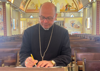 Assinatura de Dom Sergio inaugura livro de visitas da Matriz São João Batista