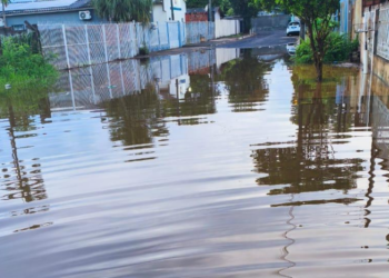 Chuva forte na madrugada provoca alagamentos em bairros de Foz