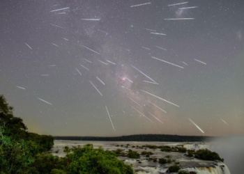 Estrelas cadentes riscam o céu do Parque Nacional do Iguaçu