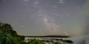 Estrelas cadentes riscam o céu do Parque Nacional do Iguaçu  Subtítulo