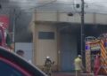 Incêndio atinge barracão na Vila Portes e mobiliza Corpo de Bombeiros