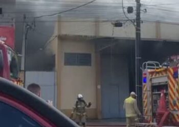 Incêndio atinge barracão na Vila Portes e mobiliza Corpo de Bombeiros