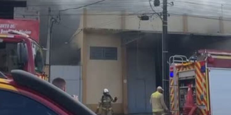 Incêndio atinge barracão na Vila Portes e mobiliza Corpo de Bombeiros