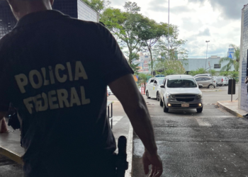 Foragidos por roubo são presos no Paraguai e entregues à PF na Ponte da Amizade