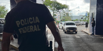 Foragidos por roubo são presos no Paraguai e entregues à PF na Ponte da Amizade